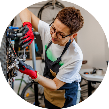 Frau repariert Fahrrad